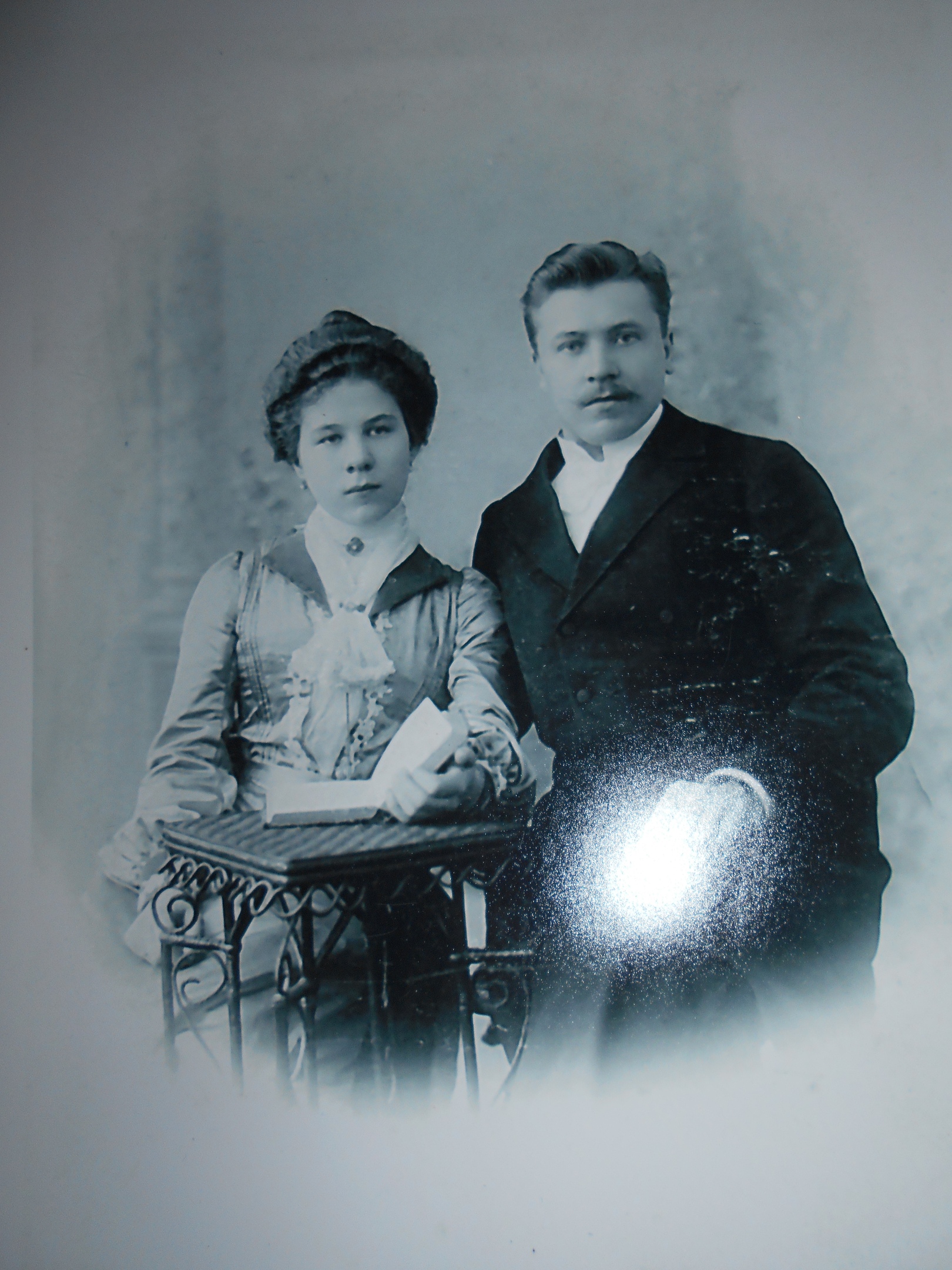 Виктор и Лидия Дубенскии. Свадебная фотография 1901 г. Виктор и Лидия Дубенскии. Свадебная фотография 1901 г.