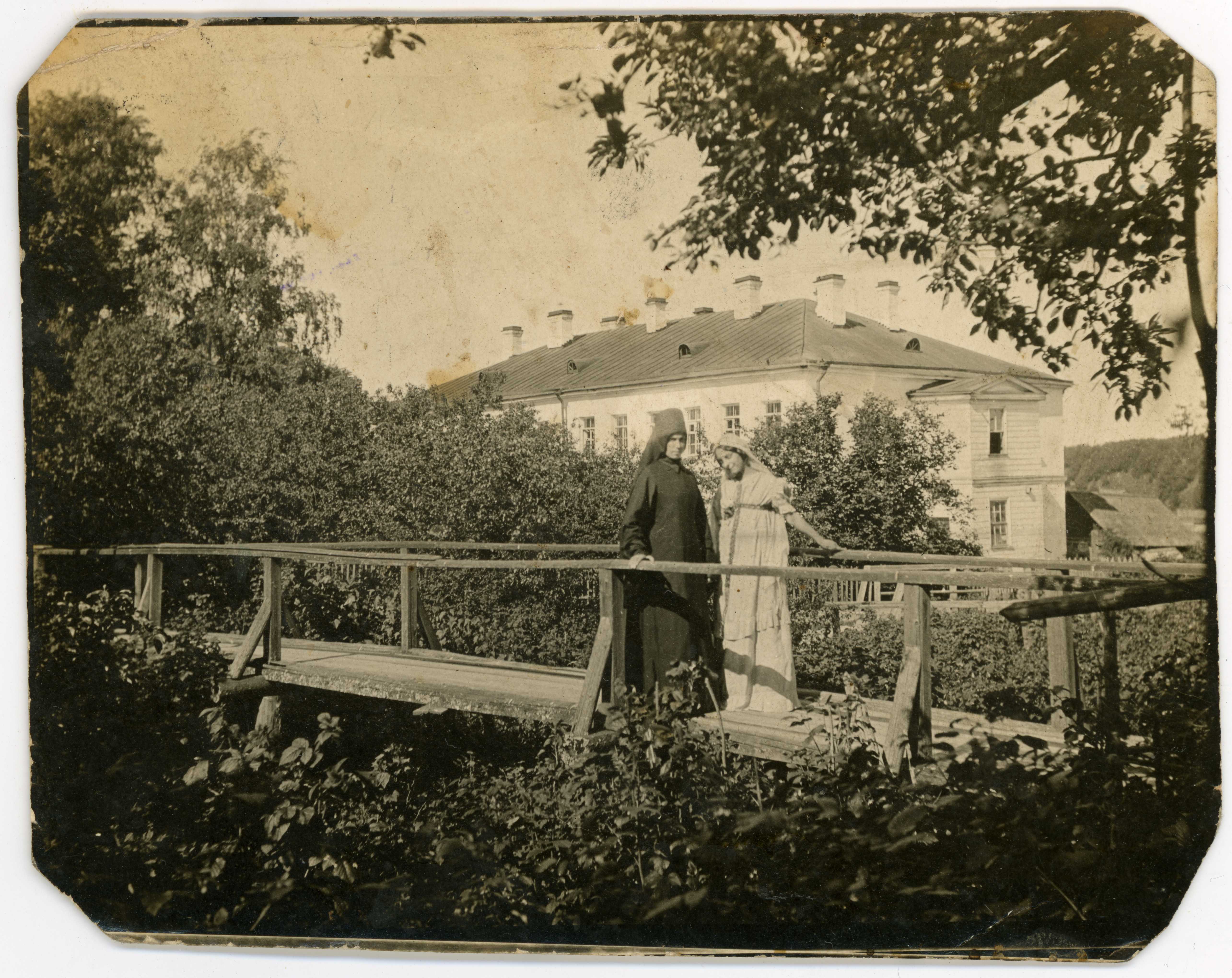Монахиня Аполлония. Уникальное фото, где виден мост через р. Грубицу, позади белый келейный корпус.