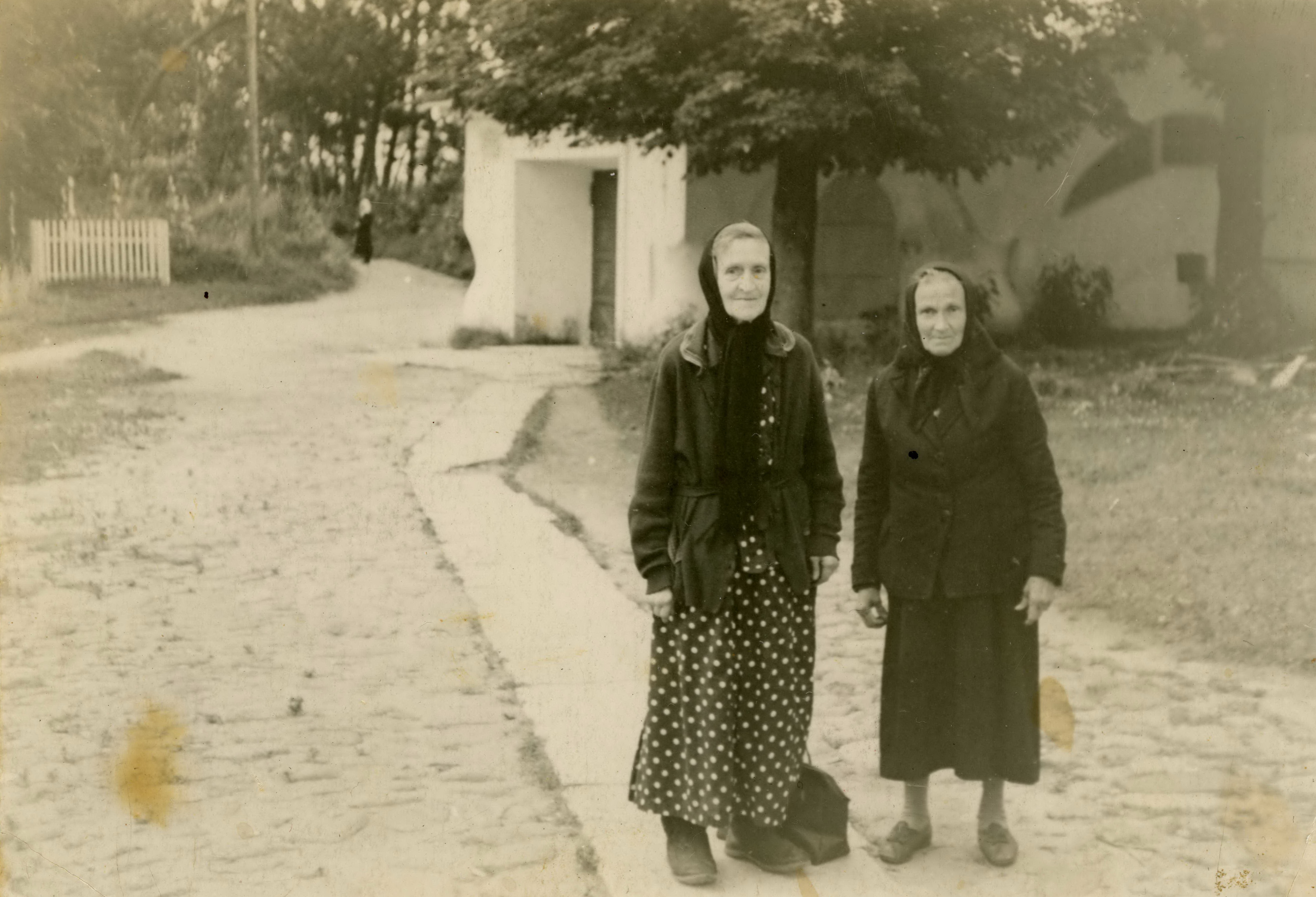 1954 г., на территории церкви в Н. Ладоге, справа мон. Аполлония.