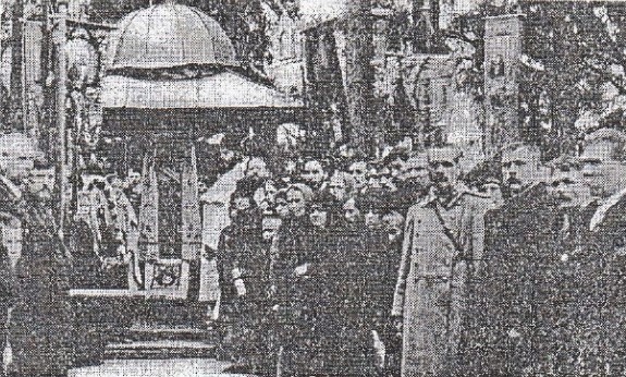 Паломники у древнего креста на Абрамовщине в сентябре 1912 г.