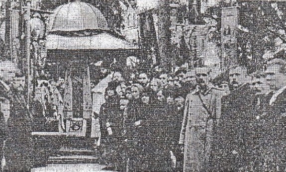 Паломники у древнего креста на Абрамовщине в сентябре 1912 г. Паломники у древнего креста на Абрамовщине в сентябре 1912 г.