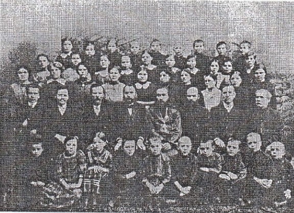 1914 г. Певчие Казанского Братства трезвости. В центре - руководитель Братства священник Н. Гришков, слева от него регент И.И. Зайцев. 1914 г. Певчие Казанского Братства трезвости. В центре - руководитель Братства священник Н. Гришков, слева от него регент И.И. Зайцев.