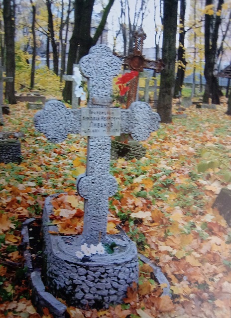 Могила священника Николая Ливанова на Новодевичьем кладбище.