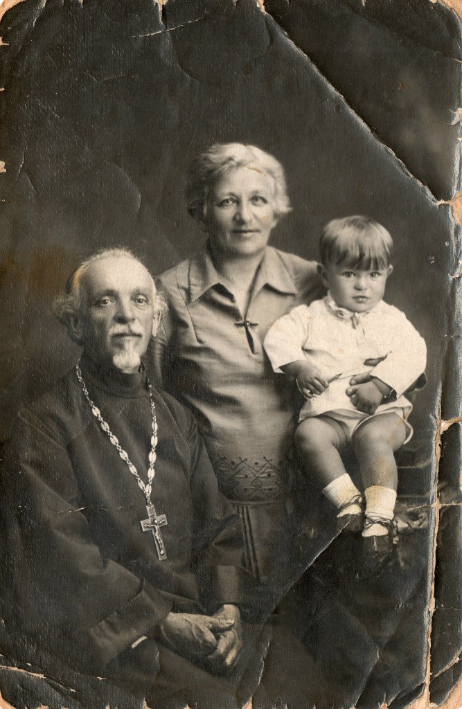 Листов Николай Михайлович с женой Софьей Михайловной и внуком Михаилом.