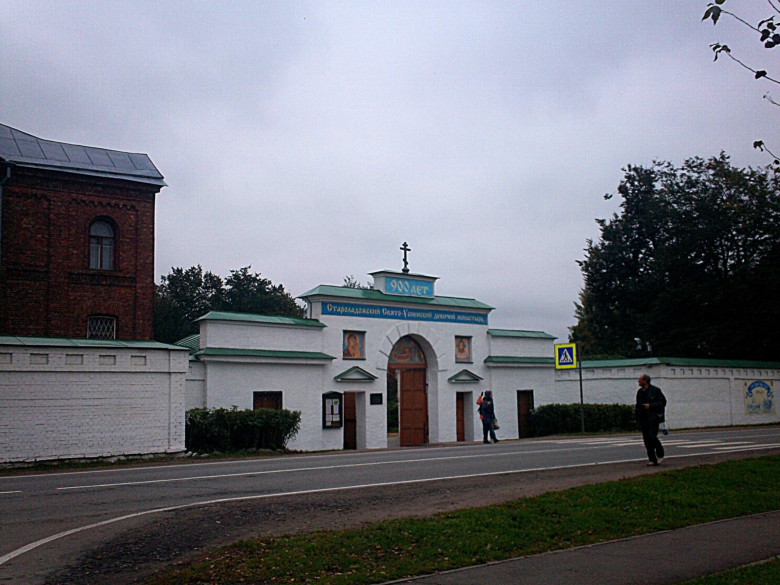 Западные святые врата с часовнями. Восстановлены.