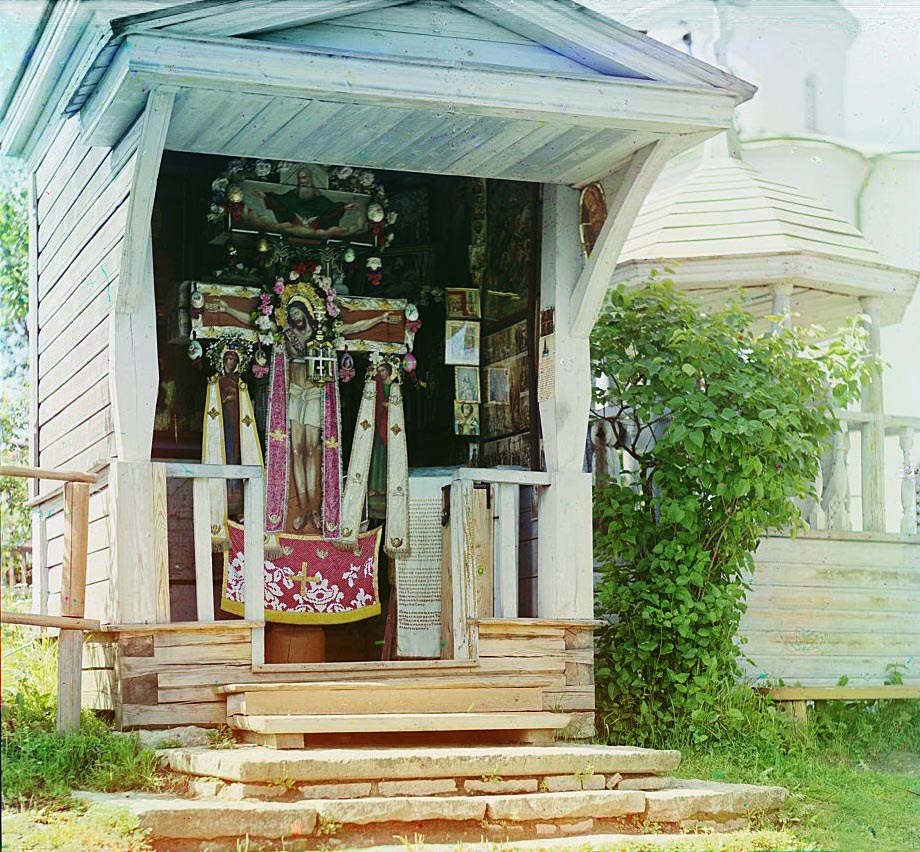 Цветная фотография С.М. Прокудина-Горского. Часовня с поклонным крестом, 1913 г. Цветная фотография С.М. Прокудина-Горского. Часовня с поклонным крестом, 1913 г.