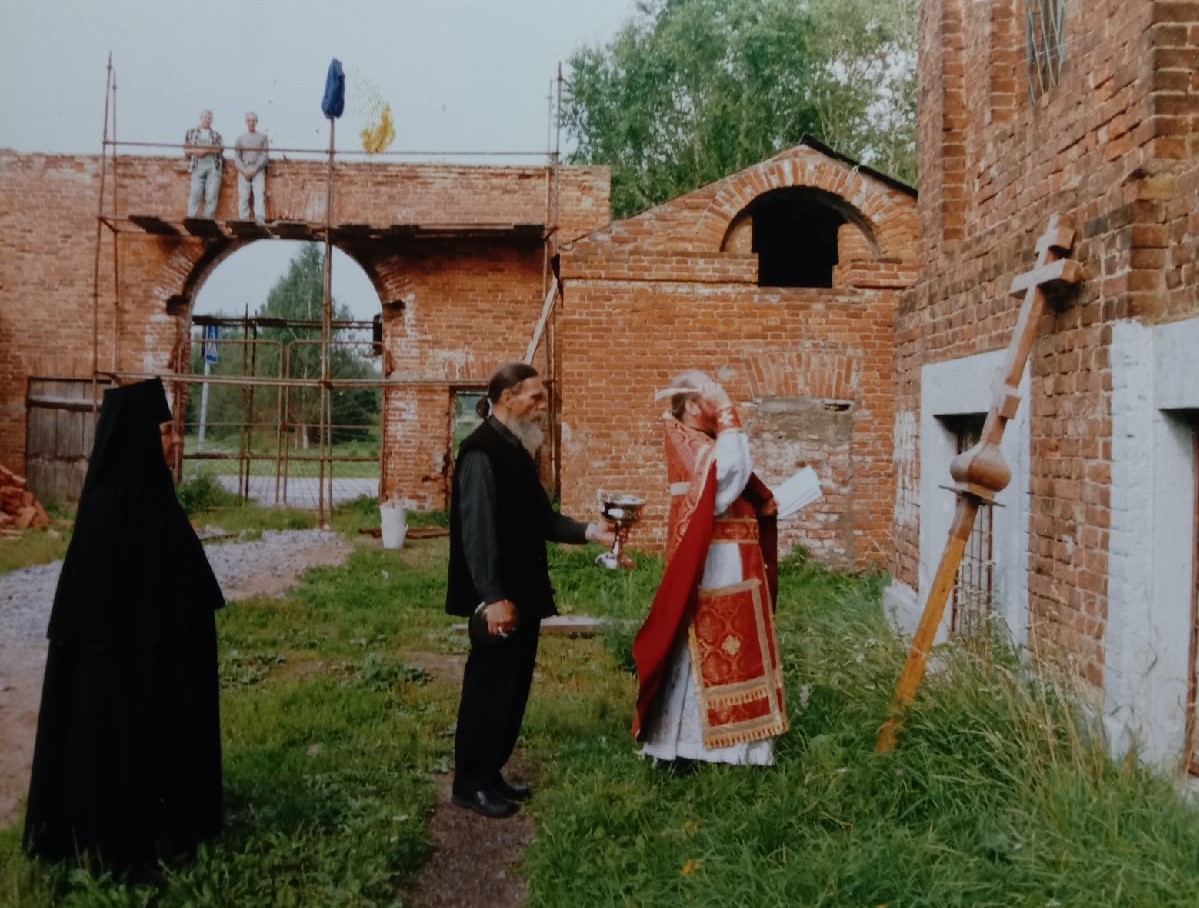 Освящение креста для западных Святых врат в 2004 г. Иереем Алексеем Шираевым (д. Иссад) Освящение креста для западных Святых врат в 2004 г. Иереем Алексеем Шираевым (д. Иссад)